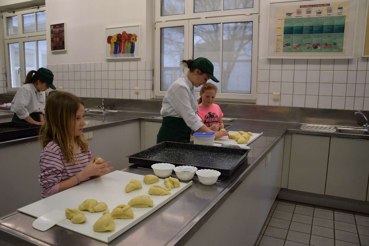 Brotbacken mit den Erstkommunionkindern aus Kematen