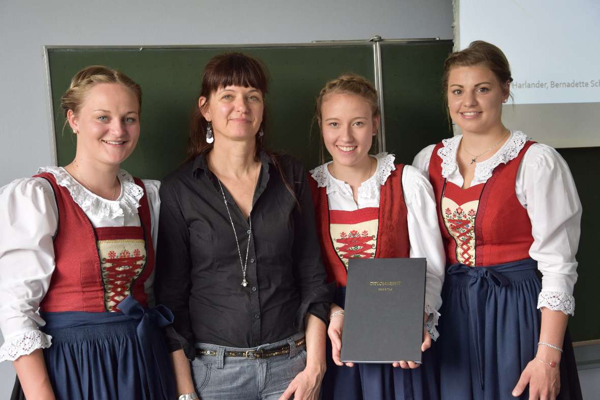 Sarah Harlander, Bernadette Schwaighofer und Magdalena Schwaighofer mit Betreuerin Mag. Julia Gasser