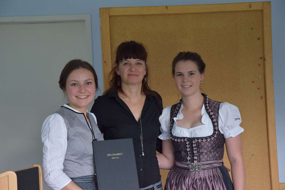 Judith Niederhauser und Soraya Schett mit Betreuerin Mag. Julia Gasser