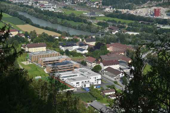 Gebäudekomplex der HBLFA Tirol von oben fotografiert