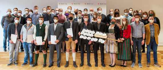 Gruppenbild der feierlichen Überreichung der Zeugnisse bei der Abschlussfeier