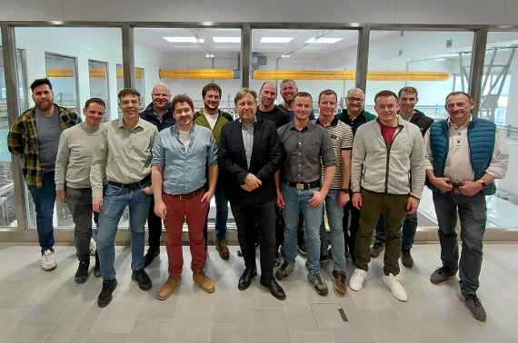 Dr. Klaus Dillinger (Mitte), Forschungsleitung HBLFA Tirol mit den Teilnehmern des Meisterkurses Milchtechnologie 2015/16 bei ihrem Besuch an der HBLFA Tirol