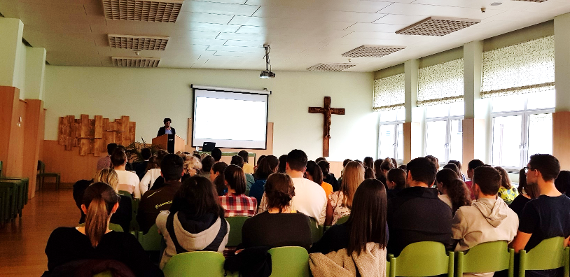 Univ.-Prof.in Prim.in Dr.in Monika Lechleitner vor den HBLFA Tirol Schülerinnen und Schüler