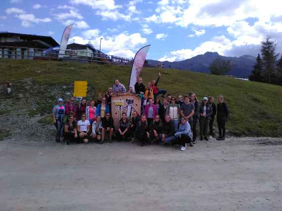 Gruppenfoto 1A und 2A bei der Zwischenstation Glungezer