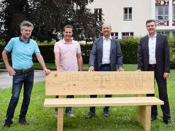Übergabe der Bank zum Dank an die Vertreter der Gemeinde Kematen in Tirol