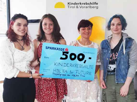 Scheckübergabe an die Kinderkrebshilfe Tirol und Vorarlberg durch Schülerinnen der 4. Klasse