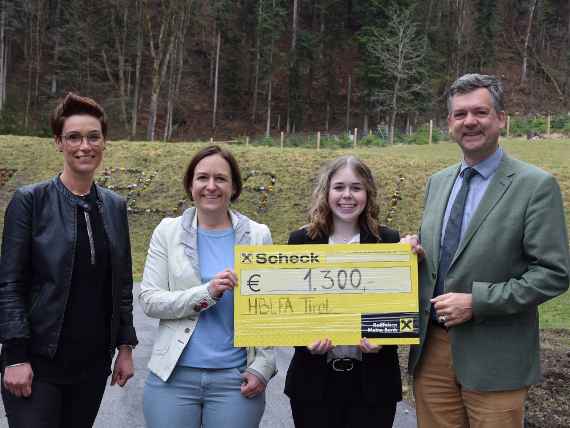 Abteilungsvorständin Gabriele Pallua, Michaela Willi, PhD, Alina Thaler und Direktor Ronald Zecha