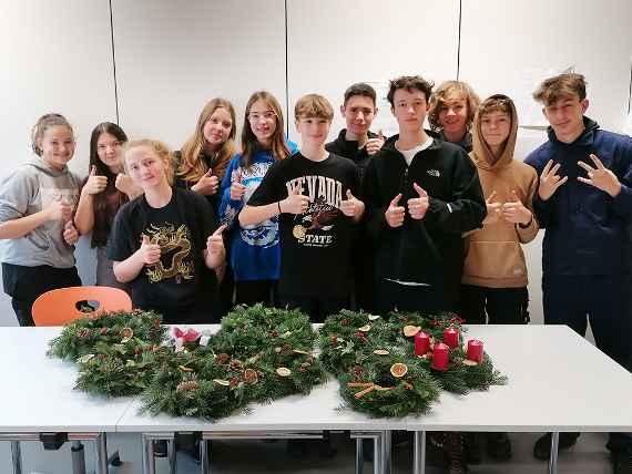 Adventkranzbinden im landwirtschaftlich-praktischen Unterricht