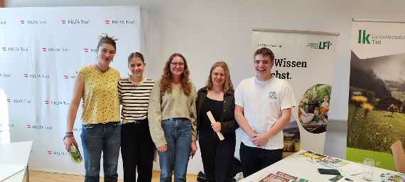 Strahlende Gesichter, große Pläne: Schüler:innen der HBLFA Tirol auf der Hausmesse für Bildung und Beruf.