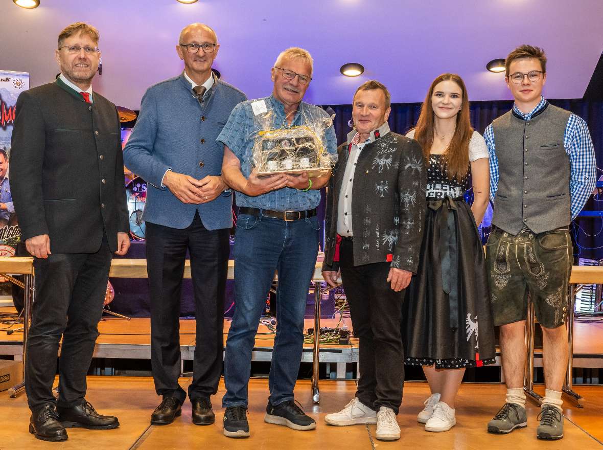 Ehrung von Herrn Bruno Beerli für 25 Jahre Juryarbeit in Galtür! (V.l.n.r.: Dr. Klaus Dillinger – HBLFA Tirol, LH von Tirol Anton Mattle, Bruno Beerli, Bgm. Hermann Huber, Obfrau Sophie Sonderegger - Landjugend Galtür, Obmann Martin Wagner – Landjugend Galtür)