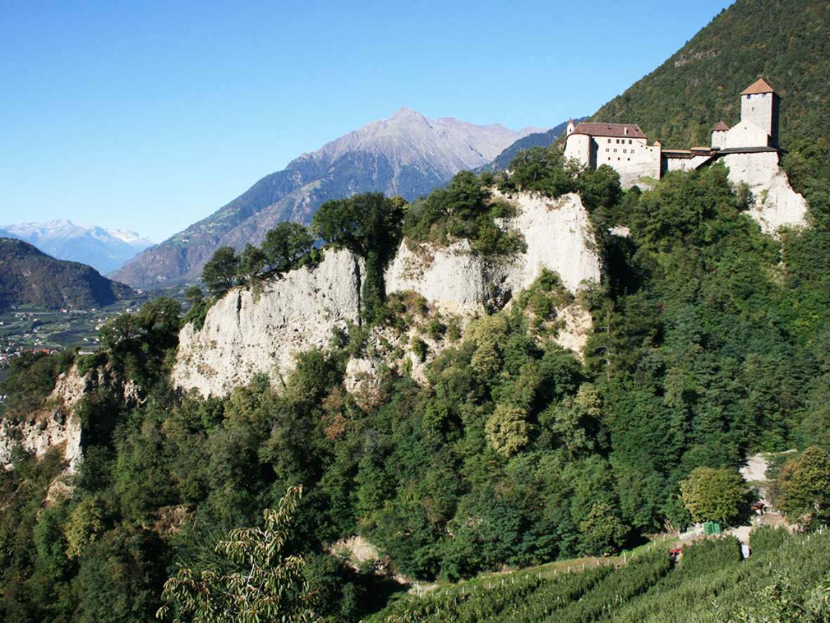 Schloss Tirol im Dorf Tirol - besucht bei einer Italienreise der HBLFA Tirol