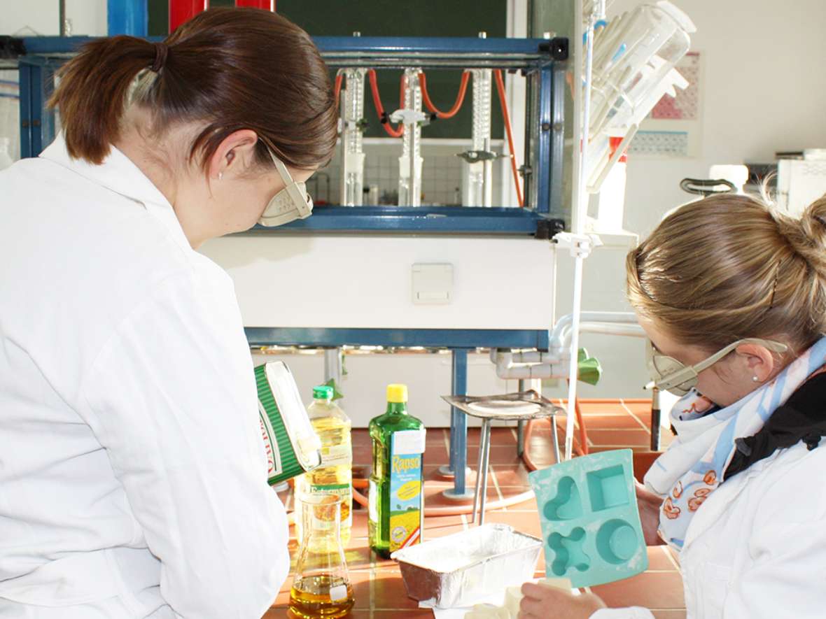 Chemisches und lebensmittelchemisches Laboratorium an der HBLFA Tirol Chemische Experimente