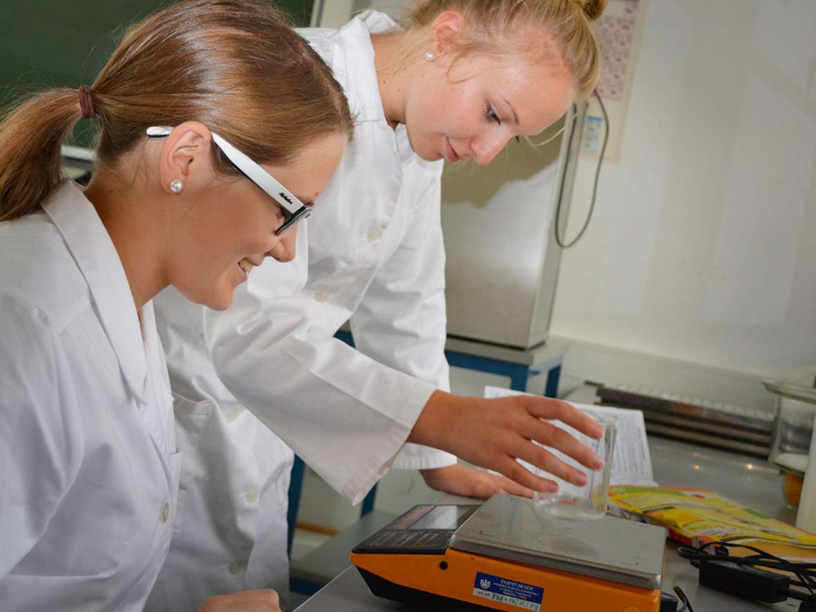 Lebensmittel- und biotechnologisches Laboratorium an der HBLFA Tirol Chemische Experimente