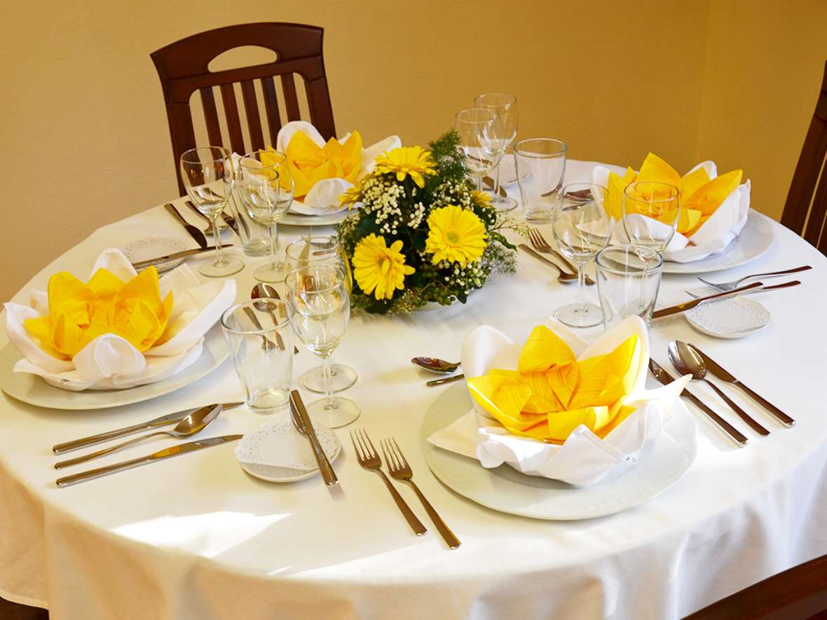 festlich gedeckter Tisch Ernährung und Lebensmittelverarbeitung Kochen und Servieren an der HBLFA Tirol