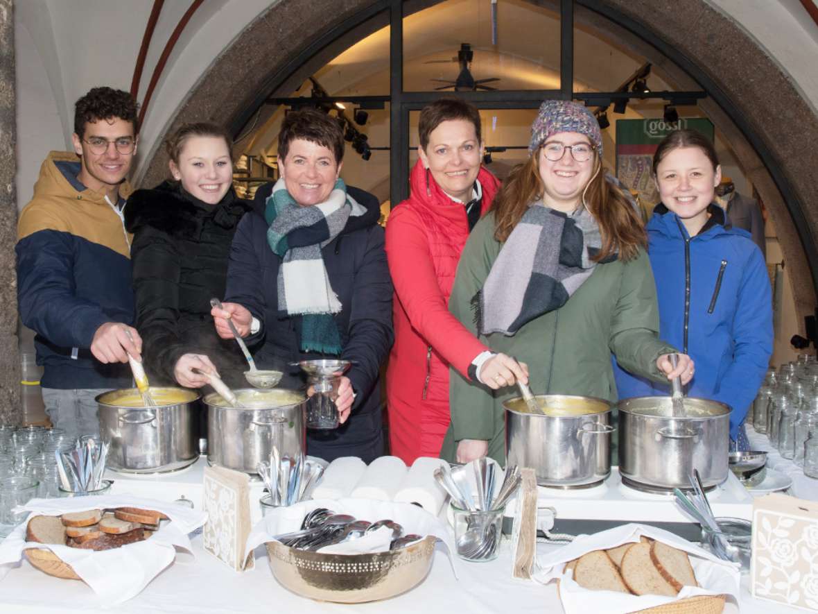 Fastensuppenaktion der kfb in Innsbruck Ernährung und Lebensmittelverarbeitung Kochen und Servieren an der HBLFA Tirol