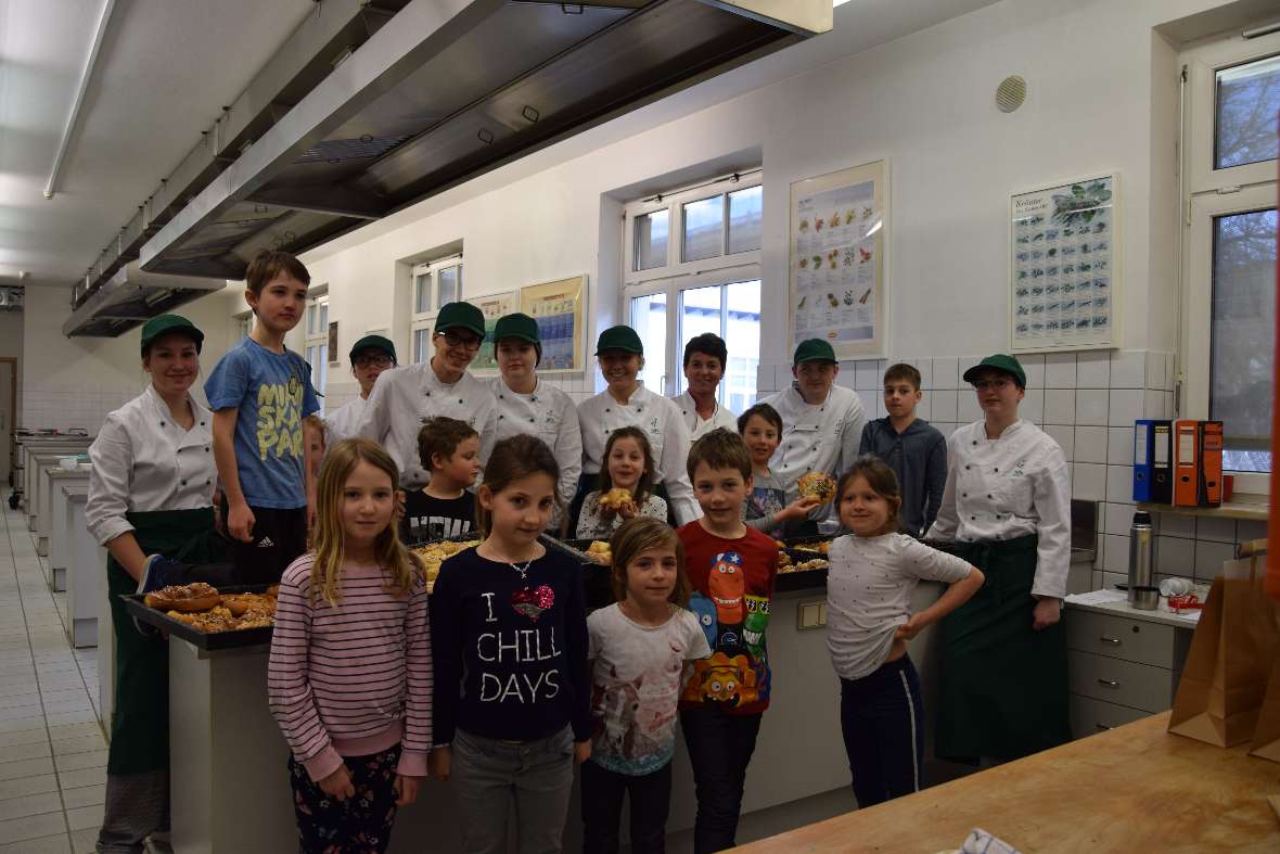 Brotbacken mit den Erstkommunionkindern aus Kematen