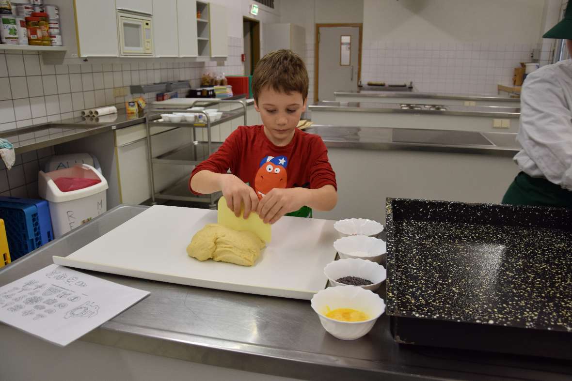 Brotbacken mit den Erstkommunionkindern aus Kematen