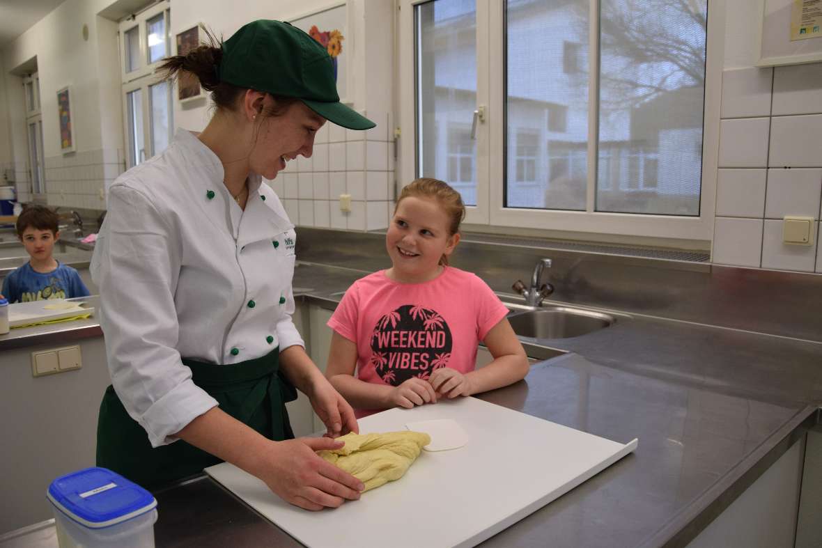 Brotbacken mit den Erstkommunionkindern aus Kematen