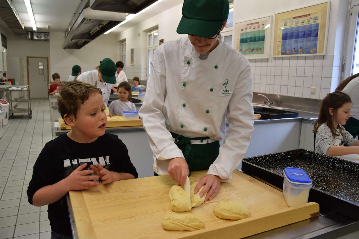 Brotbacken mit den Erstkommunionkindern aus Kematen