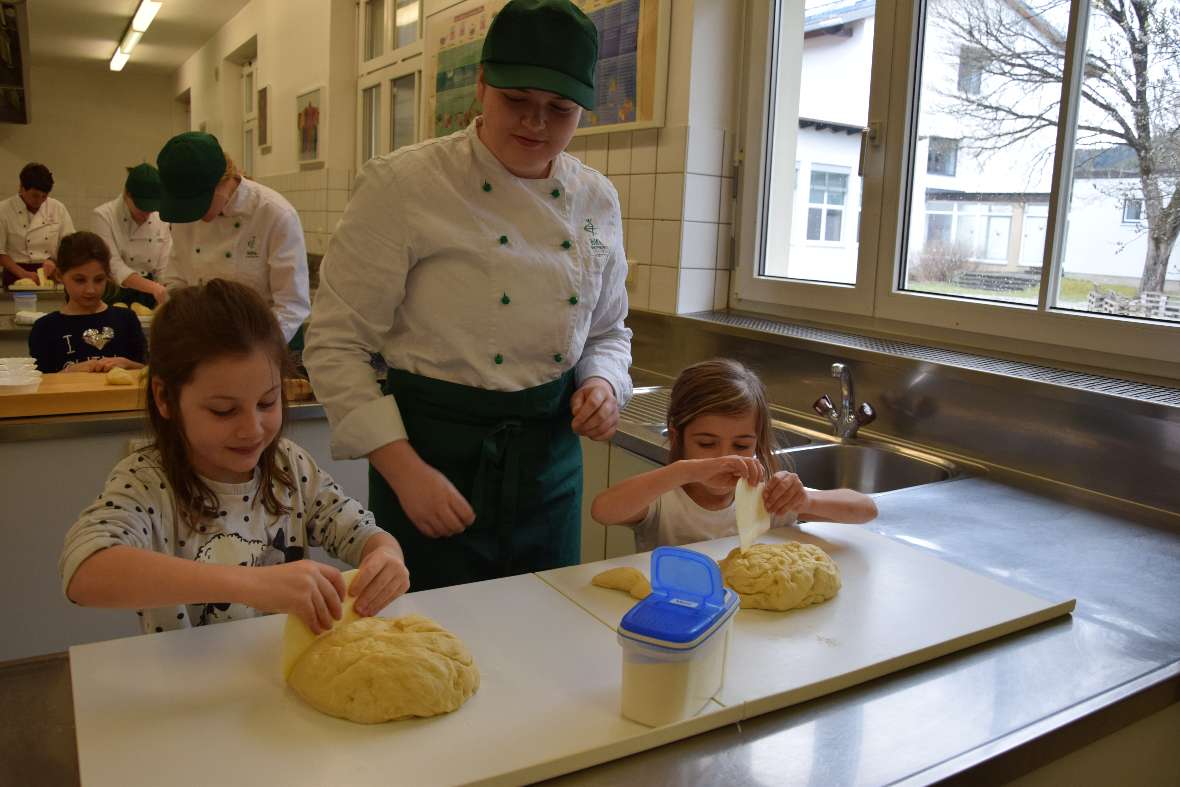 Brotbacken mit den Erstkommunionkindern aus Kematen