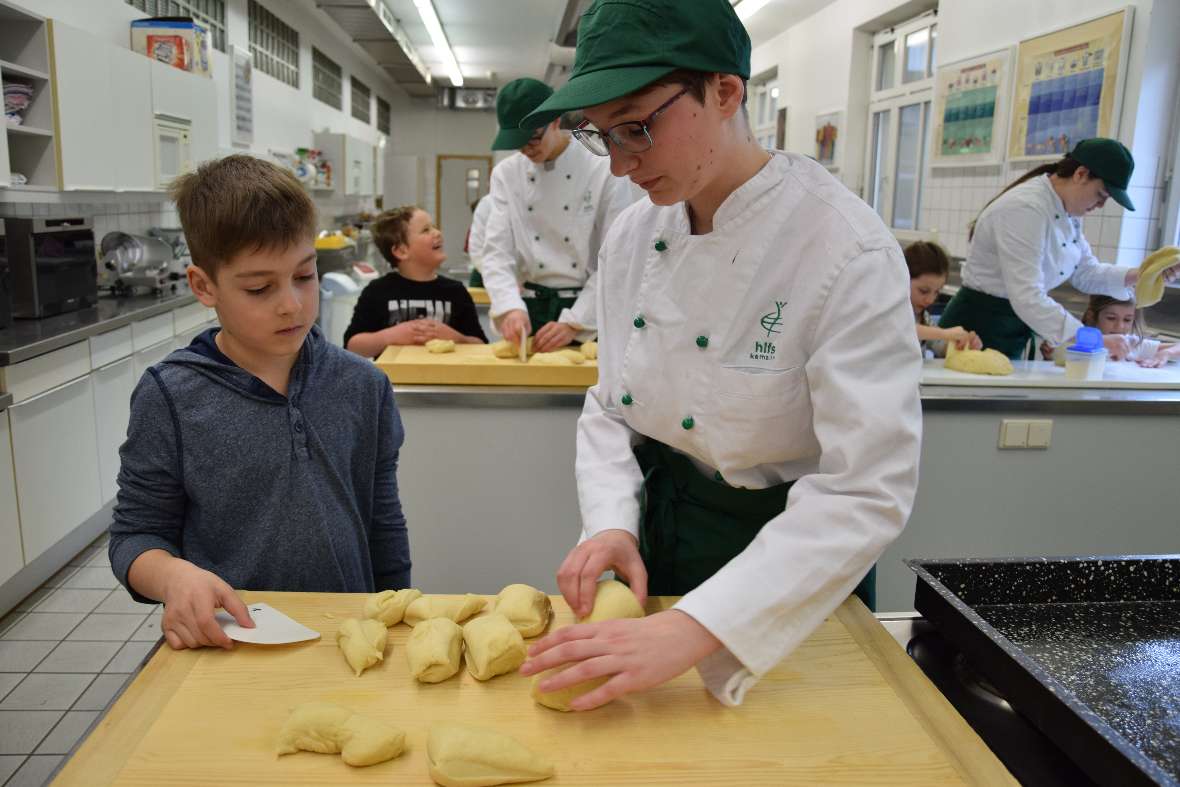 Brotbacken mit den Erstkommunionkindern aus Kematen