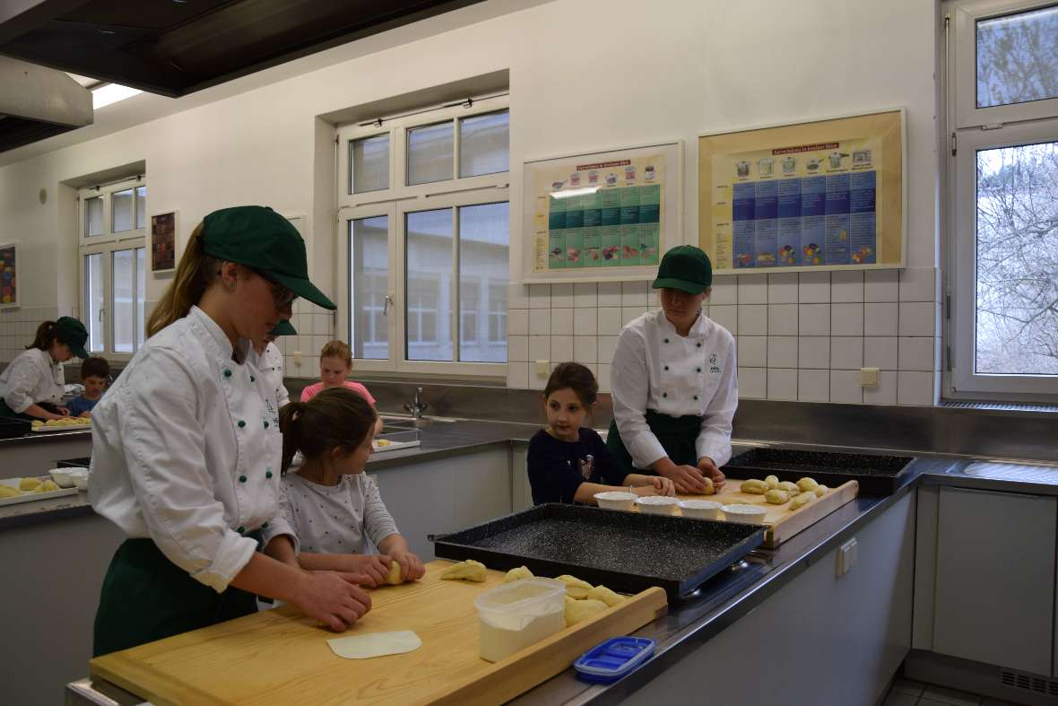 Brotbacken mit den Erstkommunionkindern aus Kematen