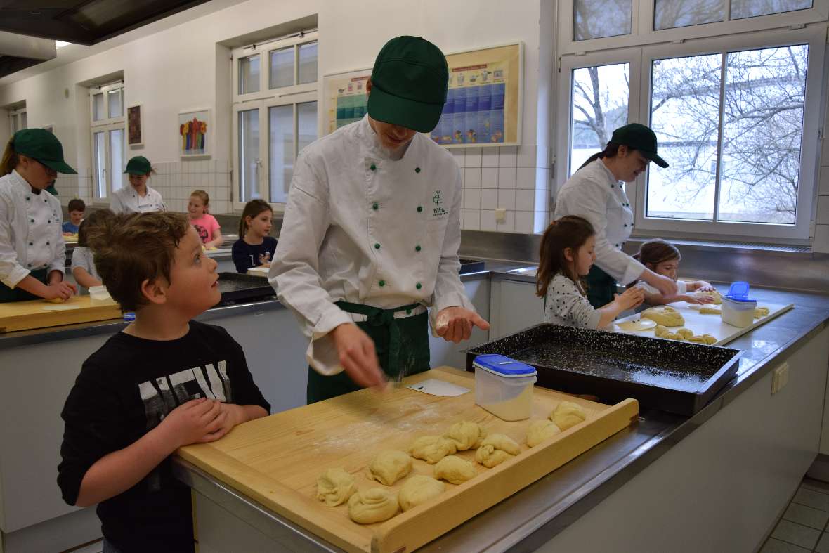 Brotbacken mit den Erstkommunionkindern aus Kematen