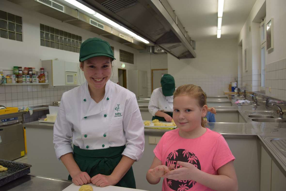 Brotbacken mit den Erstkommunionkindern aus Kematen