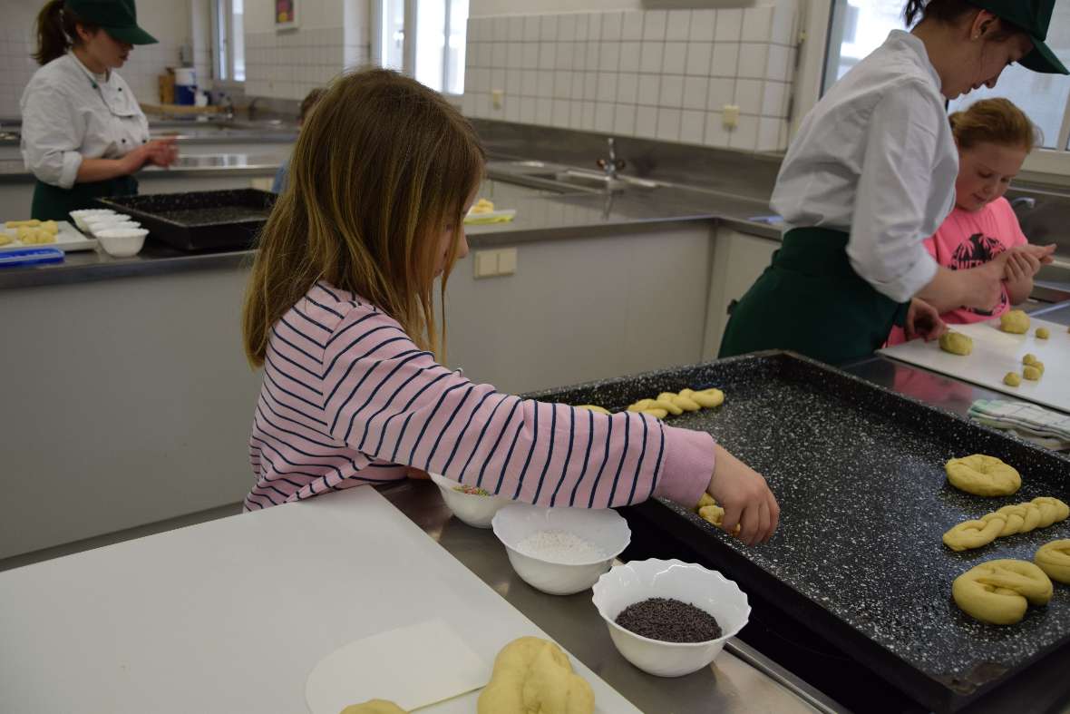 Brotbacken mit den Erstkommunionkindern aus Kematen