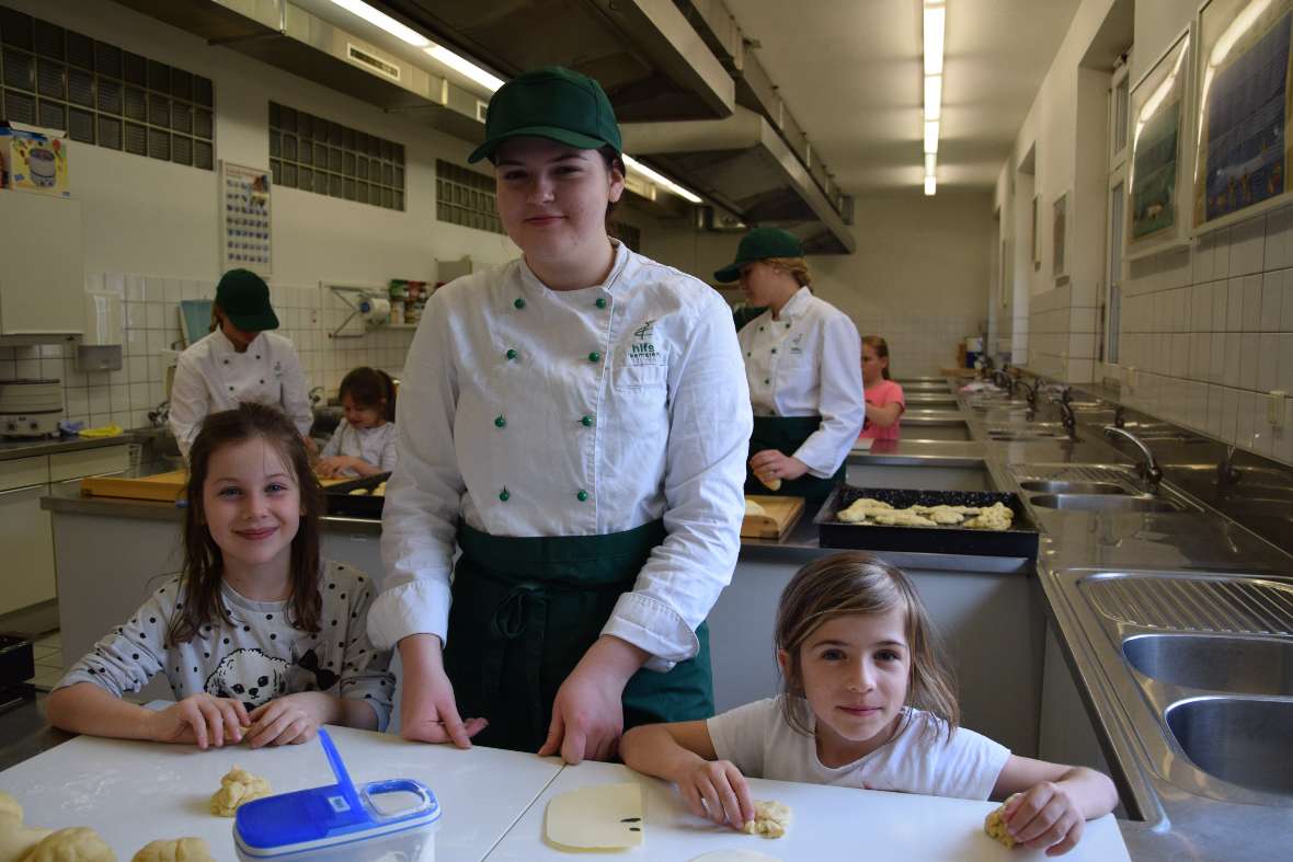 Brotbacken mit den Erstkommunionkindern aus Kematen