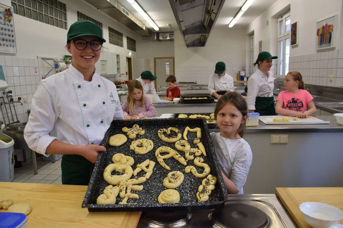 Brotbacken mit den Erstkommunionkindern aus Kematen