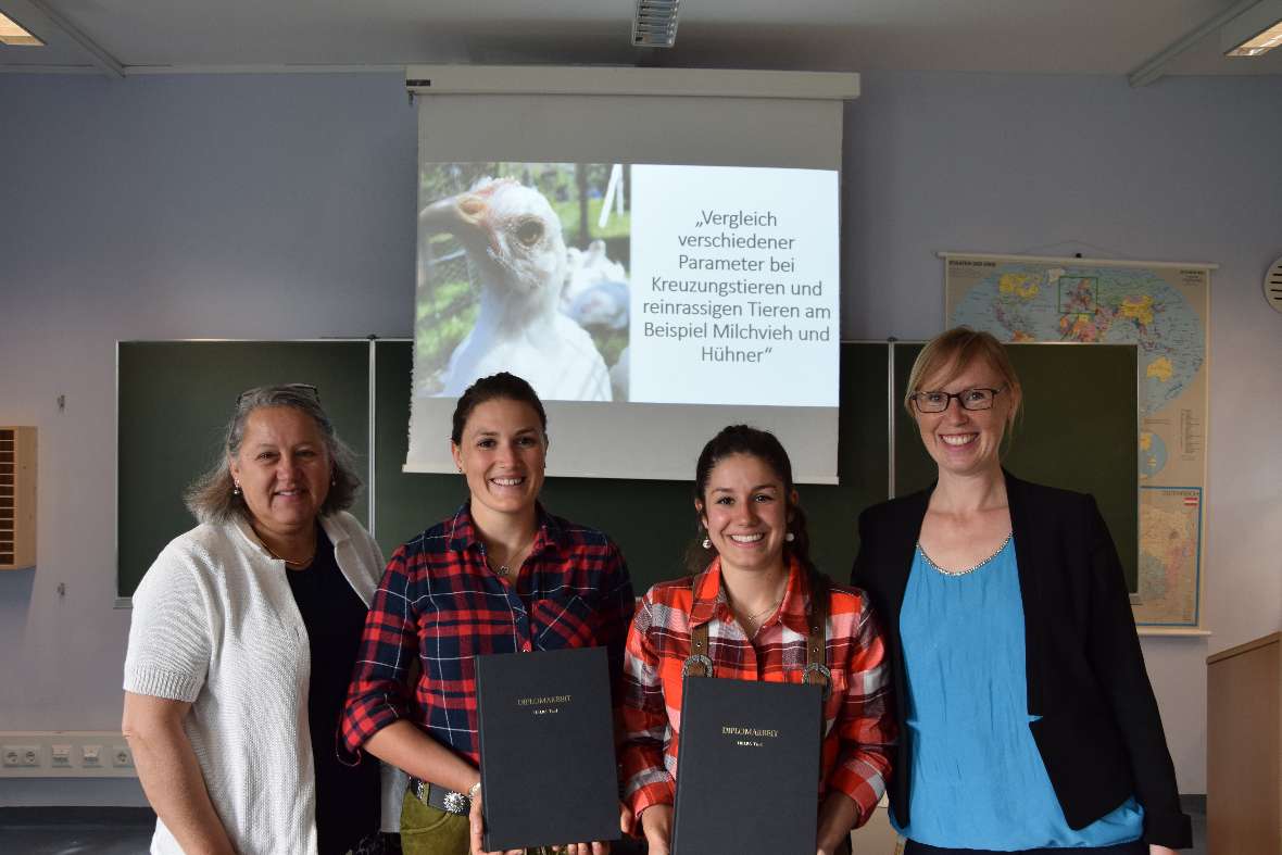 Barbara Holzknecht und Nadien Rederer mit Betreuerinnen DI Beate Mayerl und Mag. Hannah Schwarz