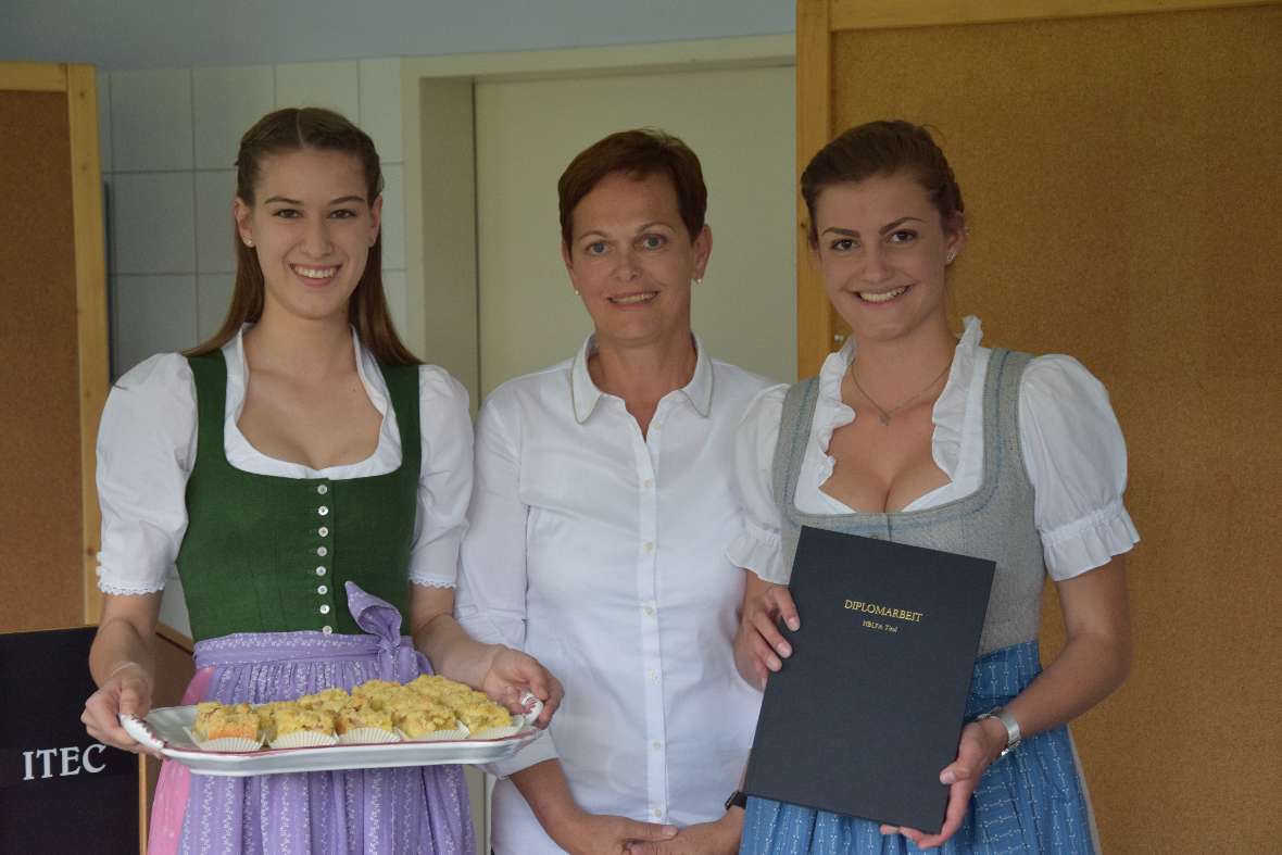 Johanna Krimbacher und Anna-Maria Sponring mit Betreuerin Dipl.Päd. Ing. Maria Raitmair