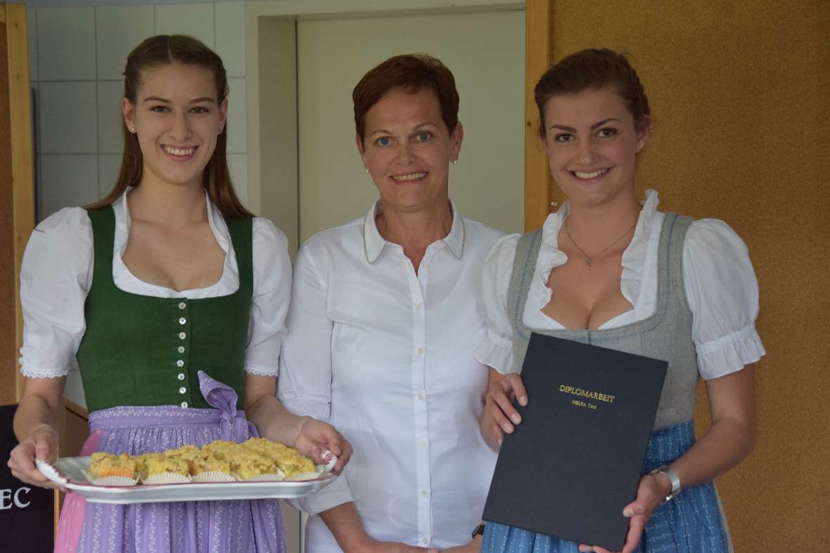 Viola Strohmaier und Katharina Tollinger mit Betreuerin Dipl.Päd. Ing. Monika Schreiner