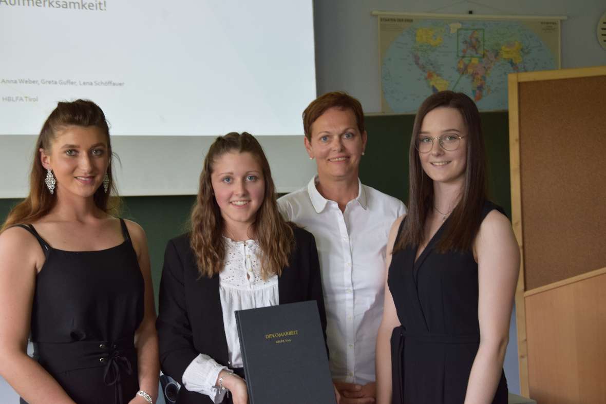 Anna Weber, Greta Gufler und Lena Schöffauer mit Betreuerin Dipl.Päd.Ing Monika Schreiner