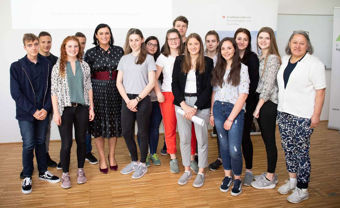 Sebastian Weber, Lorenz Zambelis, Anna Abfalterer, Laurin Zambelis, Bundesministerin Elisabeth Köstinger, Isabell Dött-linger, Magdalena Adelsberger, Anna Fasser, Pia Zimmermann, Robert Bachmann, Marie-Luise Besler,  Anna Winkler, Valentina Wöll, Annika Ebenhoch, Maria Krall und DI Beate Mayerl