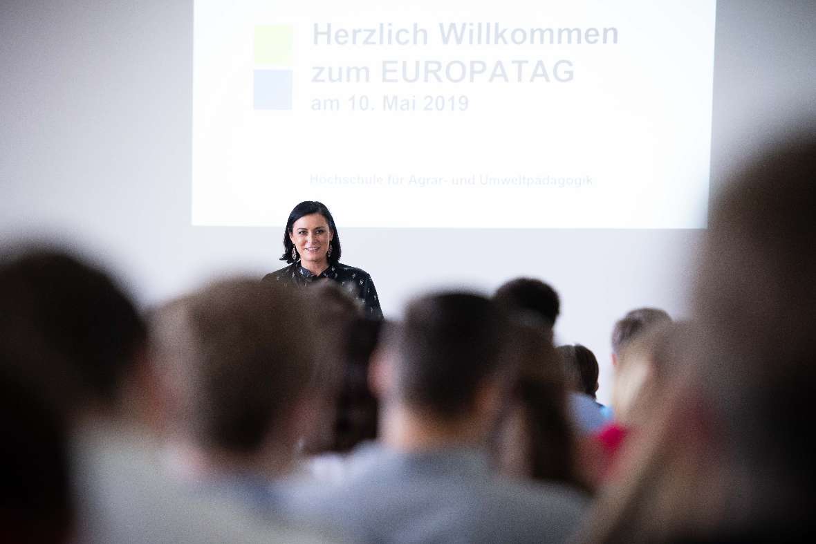 Mitentscheiden und mitgestalten: Im Rahmen des Europatages diskutierte Nachhaltigkeitsministerin Elisabeth Köstinger mit 120 Schülerinnen und Schülern an der Hochschule für Agrar- und Umweltpädagogik.