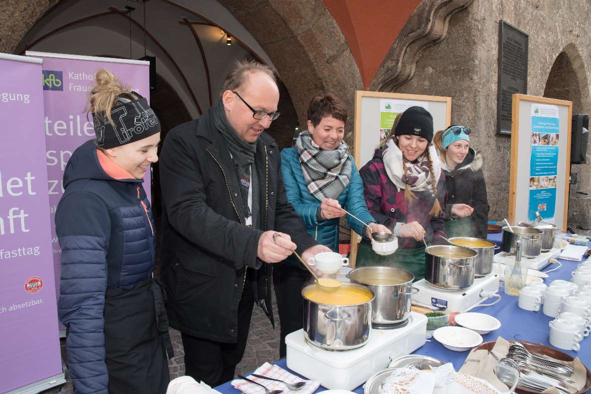 Tirols Bischof Hermann Glettler serviert mit dem HBLFA Tirol-Team Suppe.