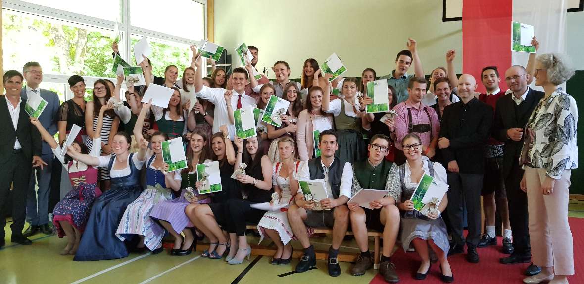 Gruppenfoto der Maturanten- und Maturantinnen mit Direktor, Ehrengästen und Lehrkörper