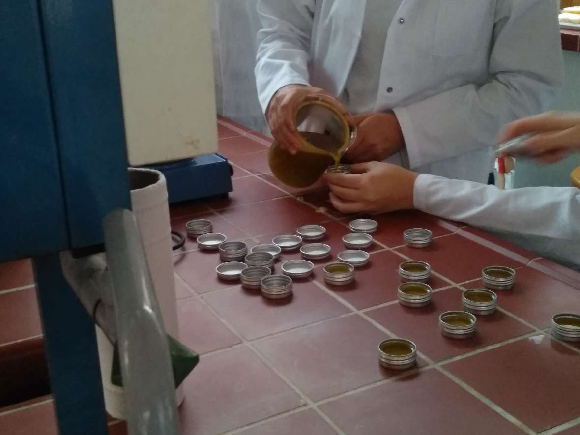 2A zeigt beim Befüllen der Döschen Fingerspitzengefühl