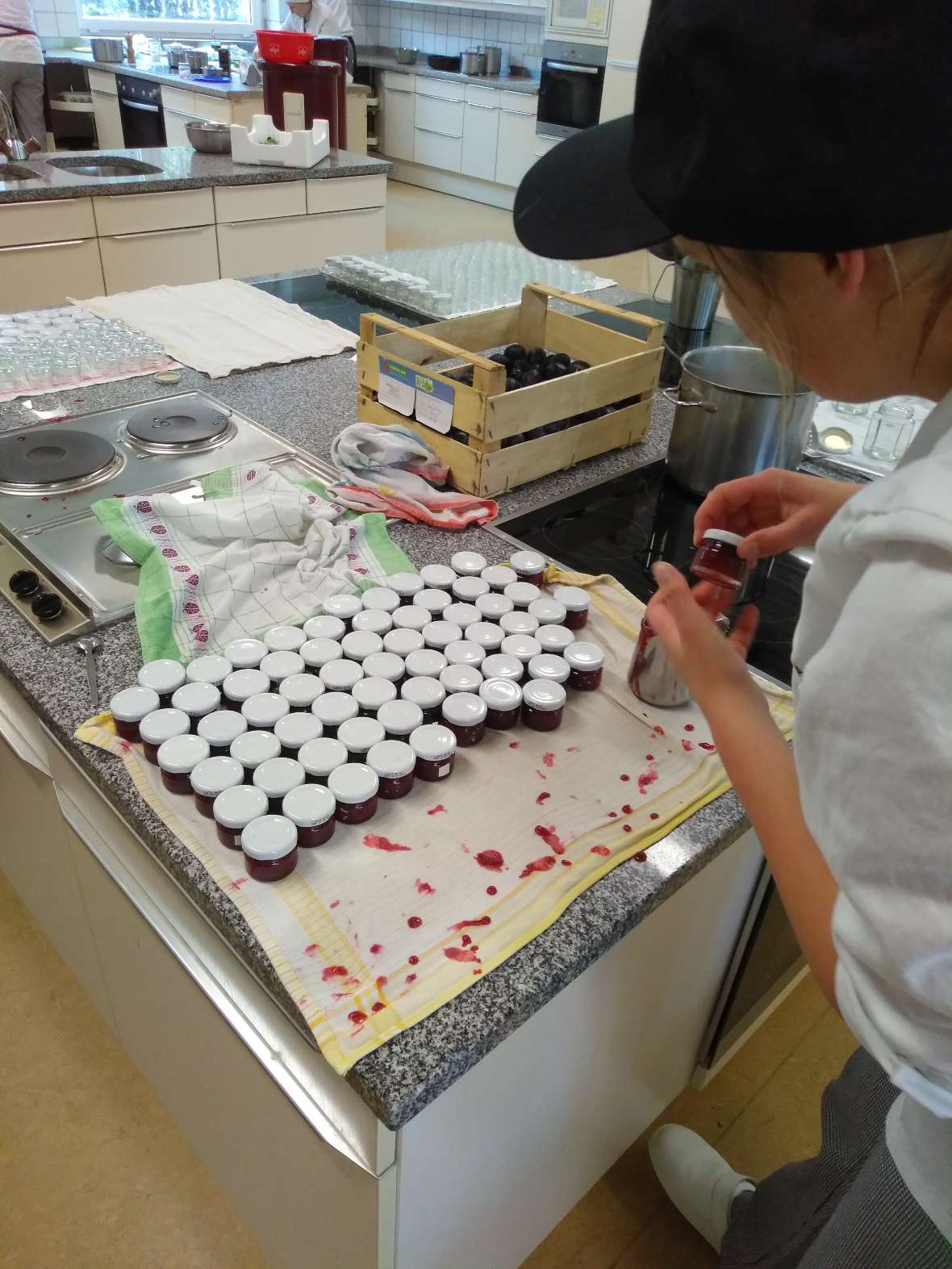 1A befüllt die Gläser mit fertiger Marmelade