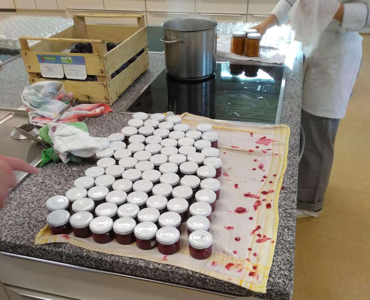 Befüllen der Marmeladegläser