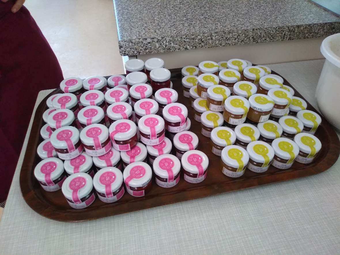 befüllte und ettiketierte Marmeladegläser