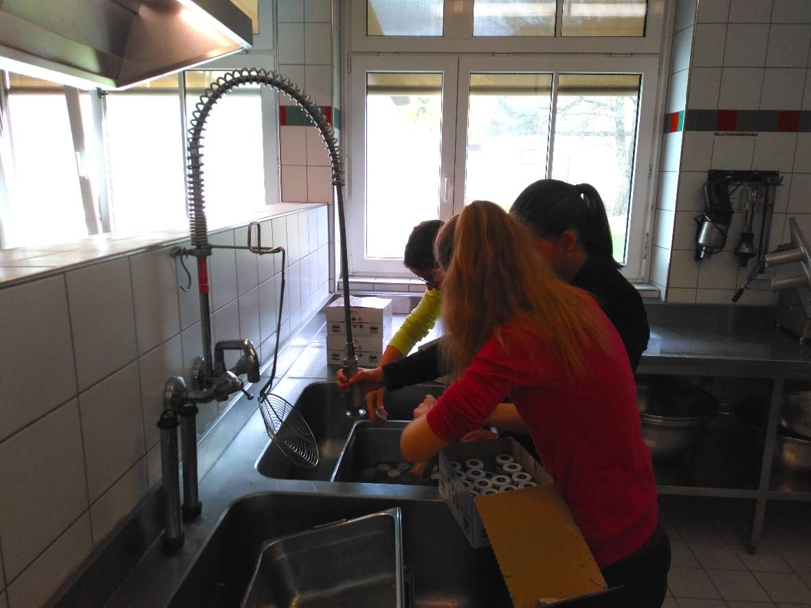 waschen der wiederverwendeten Gläser