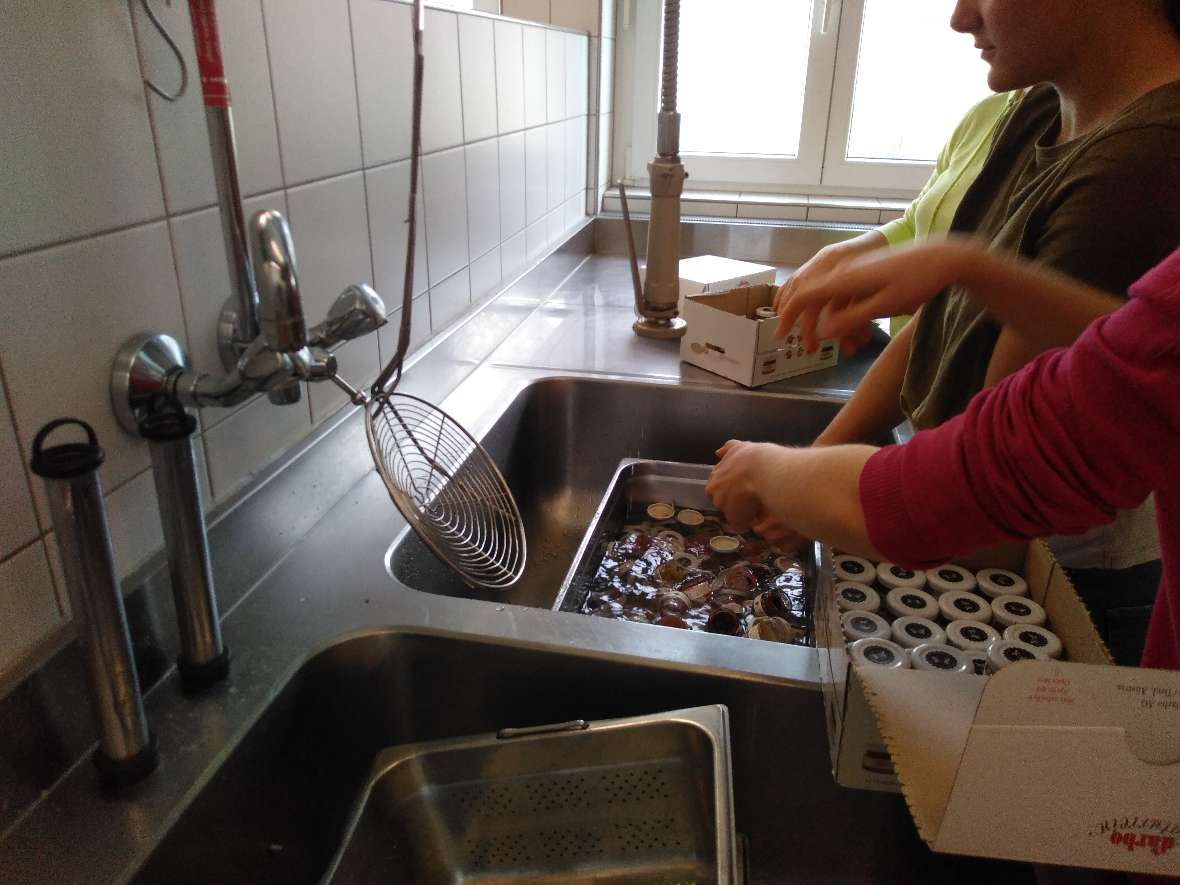 waschen der wiederverwendeten Gläser