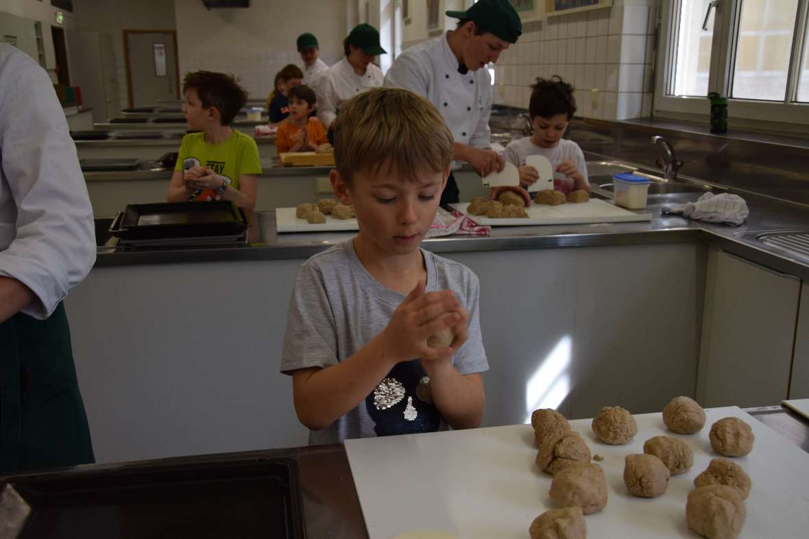 Brotbacken mit den Kemater Erstkommunionkindern 