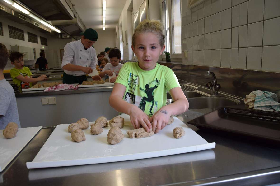 Brotbacken mit den Kemater Erstkommunionkindern 