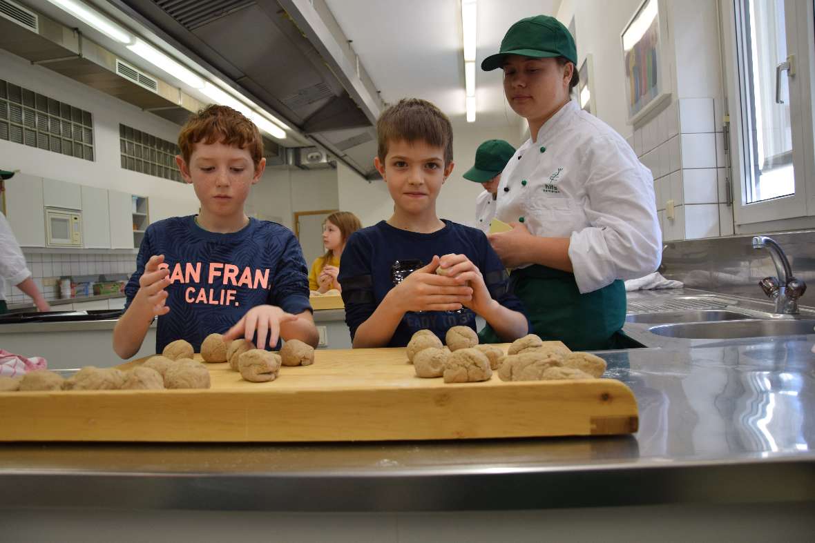 Brotbacken mit den Kemater Erstkommunionkindern 