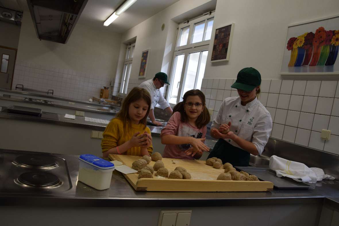 Brotbacken mit den Kemater Erstkommunionkindern 