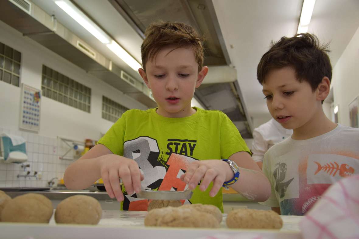 Brotbacken mit den Kemater Erstkommunionkindern 